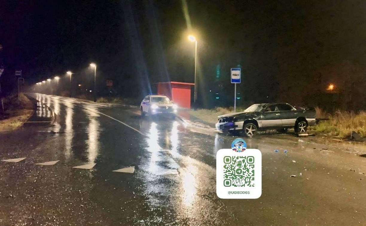 Водителя Toyota Crown увезли в больницу с места ДТП в Южно-Сахалинске