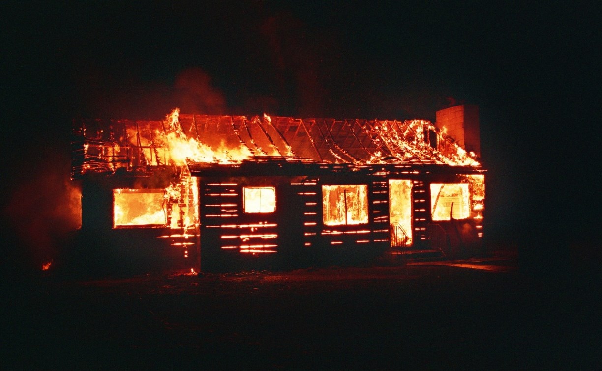 Сгорело 150 "квадратов": в Южно-Сахалинске больше двух часов тушили дом