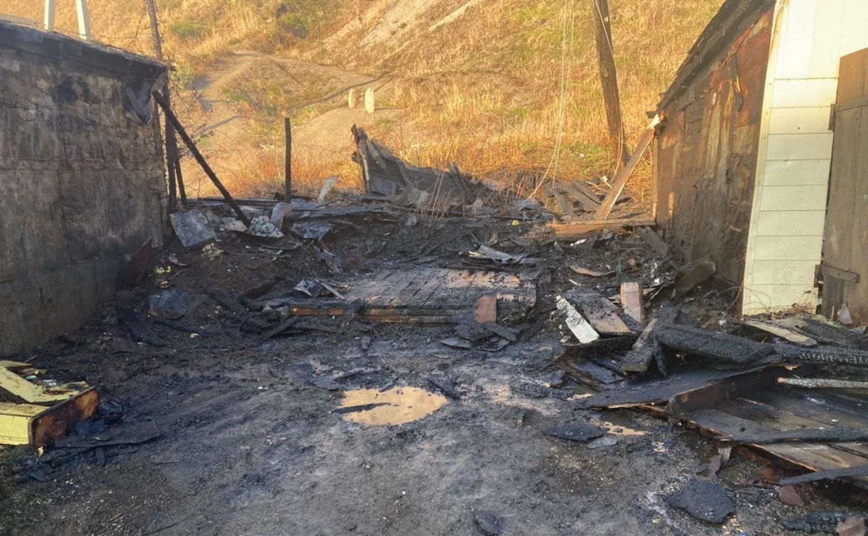 Три гаража сгорели в Углегорске