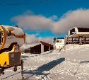 Склоны "Горного воздуха" в Южно-Сахалинске начали покрывать искусственным снегом