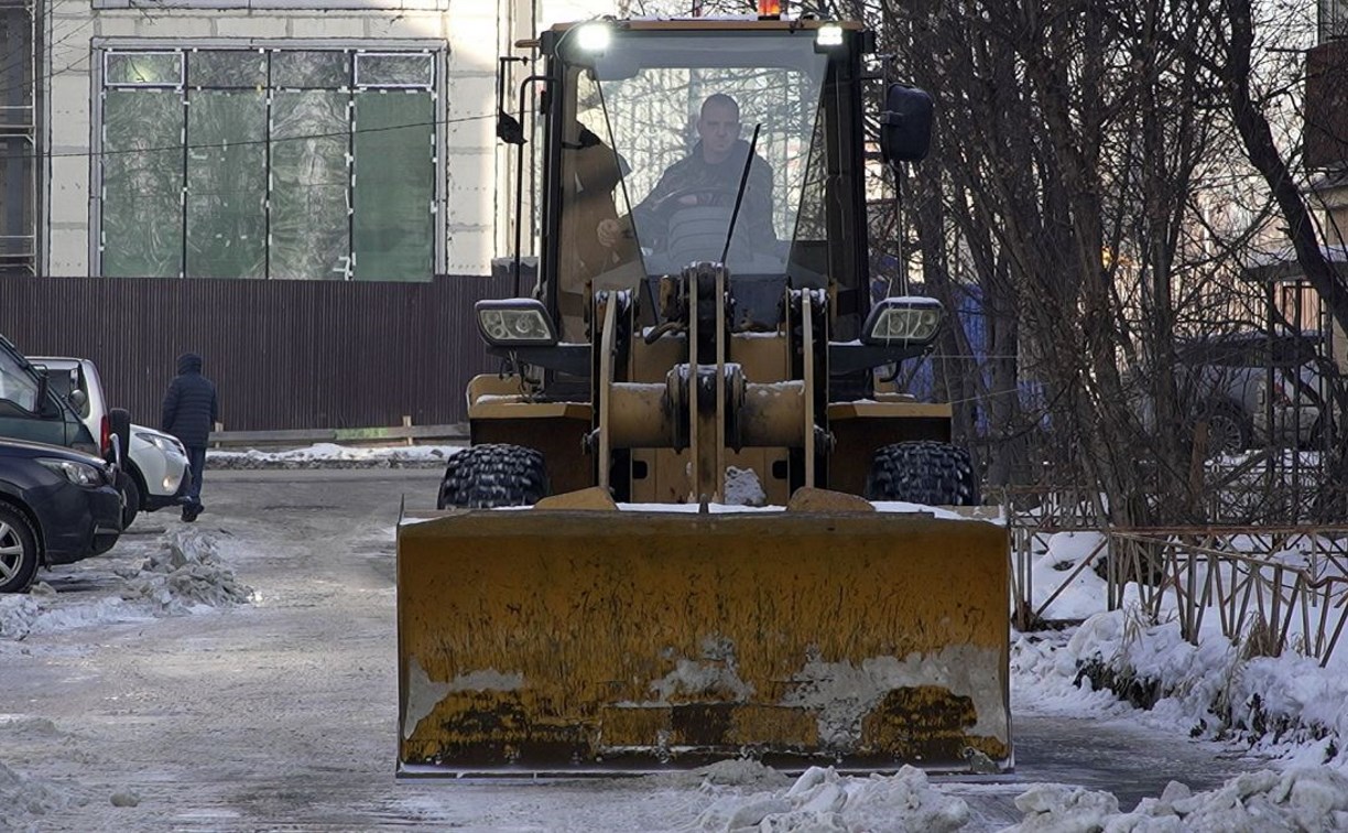 Две управляющие компании Южно-Сахалинска не справились с уборкой наледи во дворах