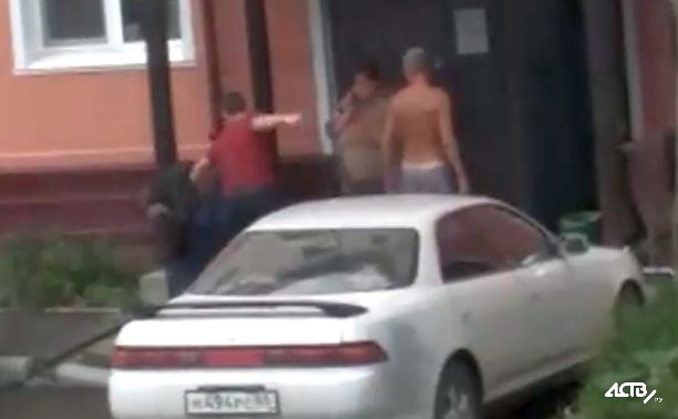 "Били башкой об пол" - в Макарове трое мужчин избили четвёртого, заступившись за родственницу