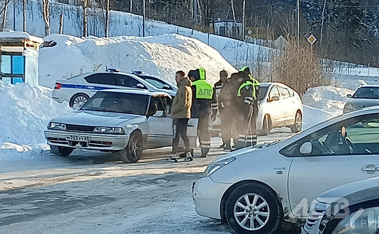  Очевидцы: в Южно-Сахалинске три экипажа ДПС задержали два автомобиля, человек в наручниках