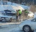 Очевидцы: в Южно-Сахалинске три экипажа ДПС задержали два автомобиля, человек в наручниках
