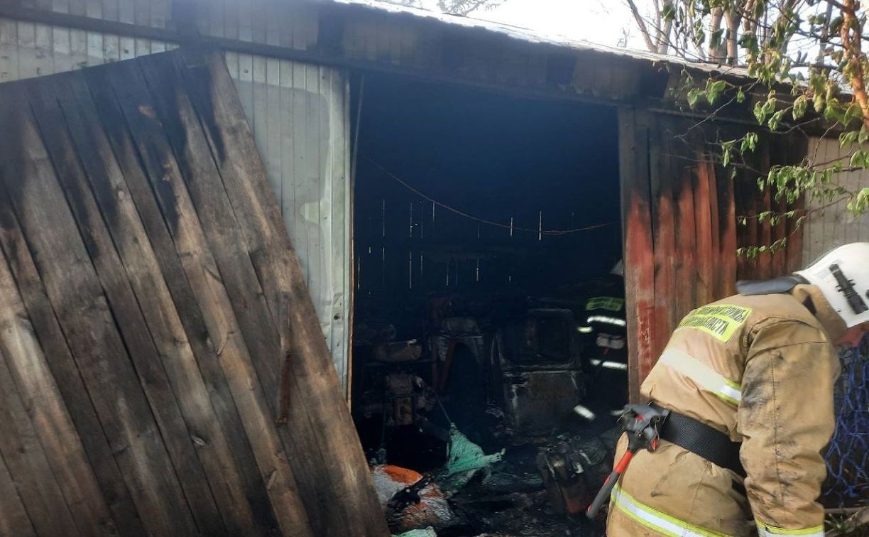 В Курильске пламя с горящего гаража едва не перекинулось на жилой дом