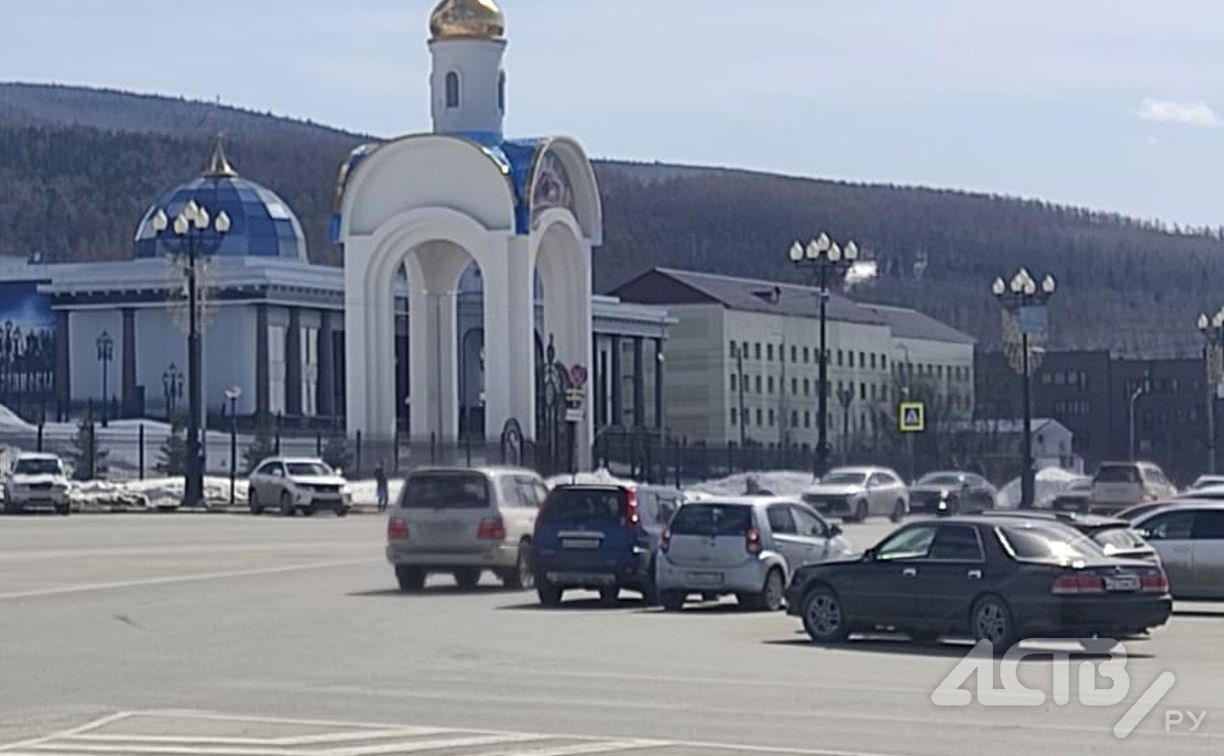 В Южно-Сахалинске две иномарки не поделили кольцо на площади Победы