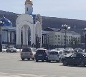 В Южно-Сахалинске две иномарки не поделили кольцо на площади Победы