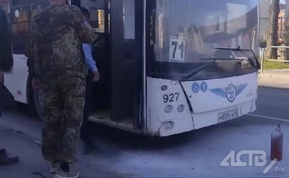 "Был хлопок": пассажирский автобус задымился во время движения в Южно-Сахалинске