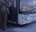 "Был хлопок": пассажирский автобус задымился во время движения в Южно-Сахалинске