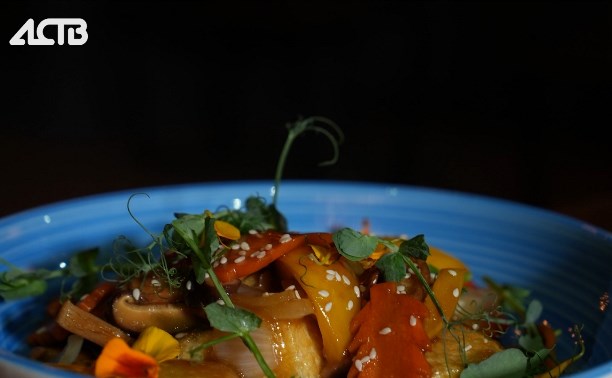 Идея для ужина в азиатском стиле с легким рецептом: тубу с овощами в соусе якитори
