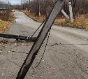 В селе на Сахалине рухнувшие из-за циклона столбы связи не поднимают третью неделю 