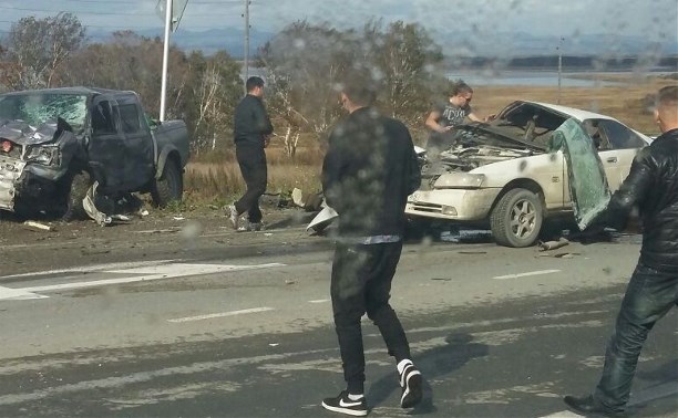 Несколько человек пострадали при лобовом столкновении автомобилей на юге Сахалина
