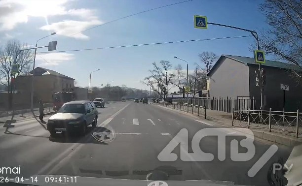 Машина на скорости едва не сбила женщину в Южно-Сахалинске: спокойствию пешехода можно позавидовать