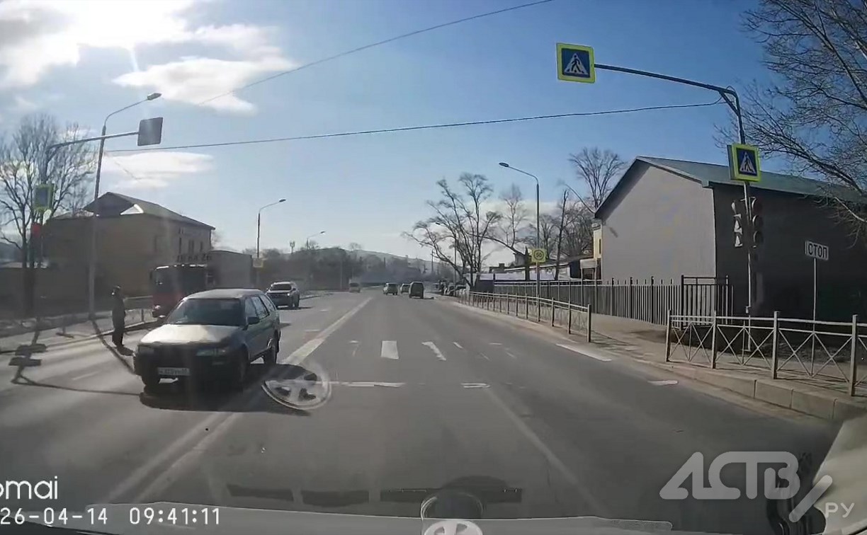 Машина на скорости едва не сбила женщину в Южно-Сахалинске: спокойствию пешехода можно позавидовать
