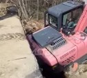 На Сахалине возбудили уголовное дело после обрушения моста с экскаватором