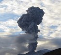 Курильский вулкан Эбеко выбросил пепел на 2,5 километра в небо