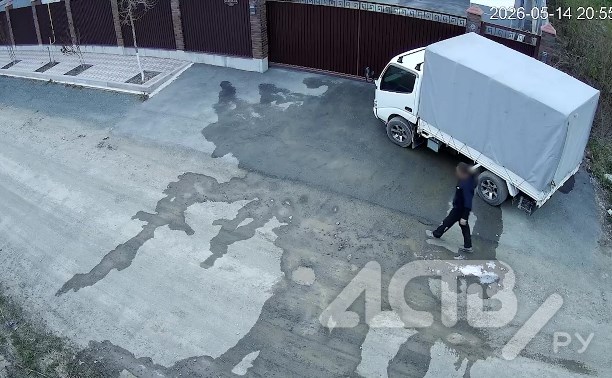 "Пытался обчистить грузовик": камера зафиксировала подозрительного человека в Южно-Сахалинске