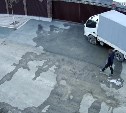 "Пытался обчистить грузовик": камера зафиксировала подозрительного человека в Южно-Сахалинске