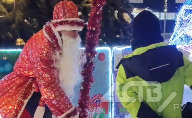"Пусть дети верят в чудо": Дед Мороз и Снегурочка раздали подарки холмчанам