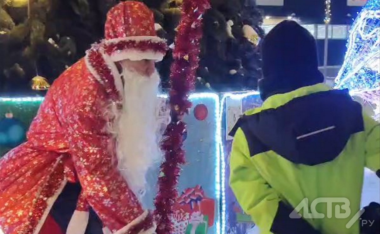 "Пусть дети верят в чудо": Дед Мороз и Снегурочка раздали подарки холмчанам