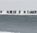 На юго-восточном побережье Сахалина оторвало льдину с рыбаками (онлайн-трансляция)