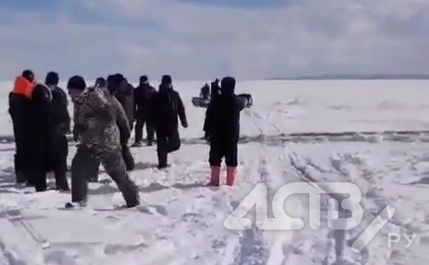 "Еле перепрыгнули": сахалинские рыбаки вновь спасаются с оторвавшегося припая