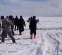 "Еле перепрыгнули": сахалинские рыбаки вновь спасаются с оторвавшегося припая