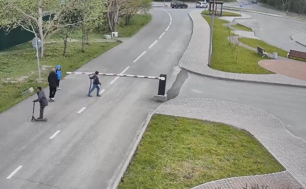 Дети повредили шлагбаум в Корсакове