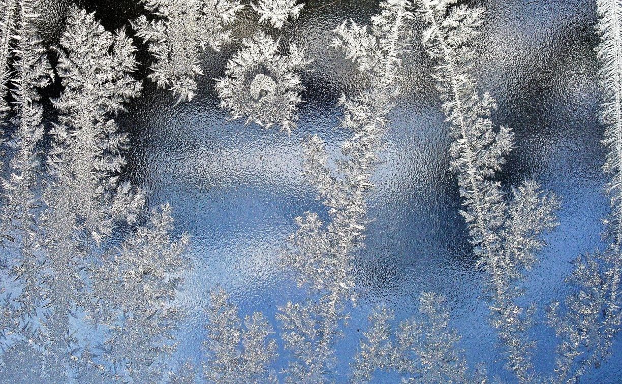 Морозные снежинки на стекле декор