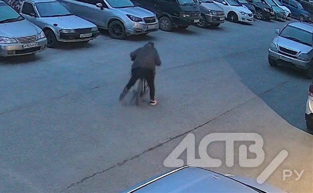 В Корсакове разыскивают мужчину, который ночью уехал со двора на чужом детском велосипеде
