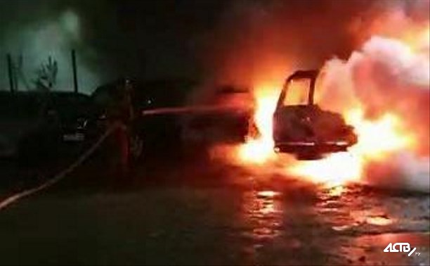 Три автомобиля сгорели в Южно-Сахалинске