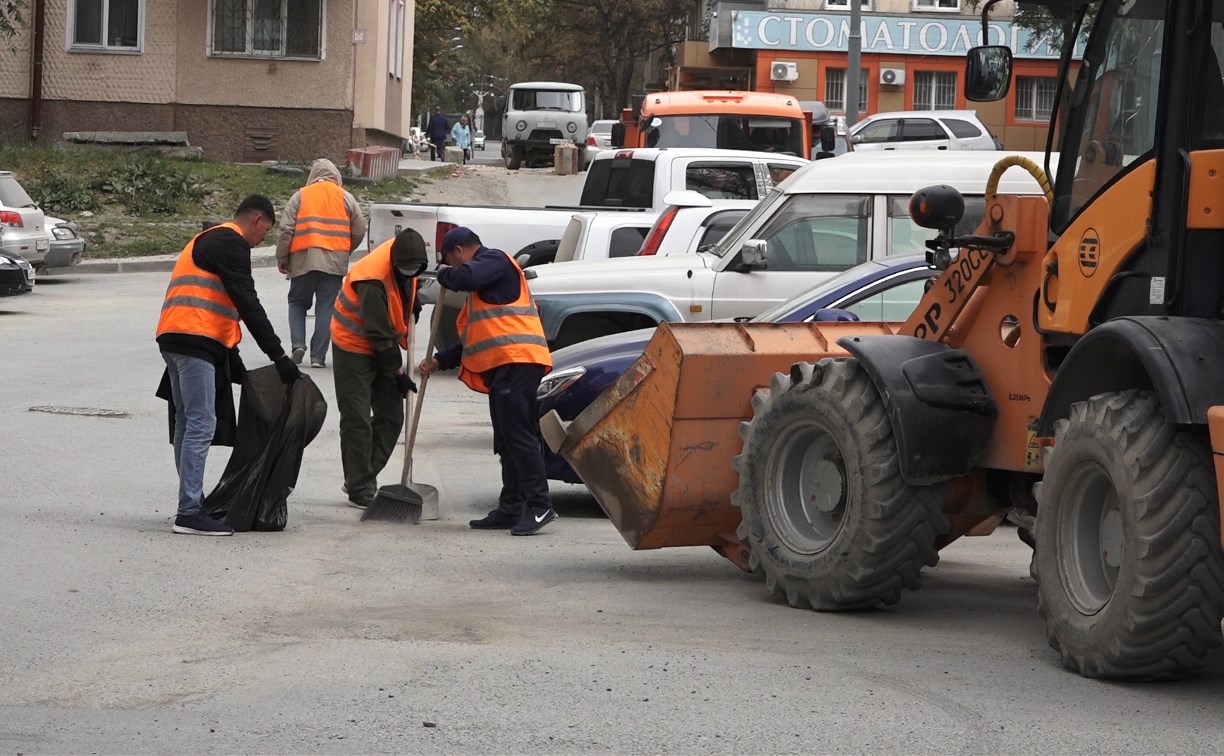 Уборке ряда улиц Южно-Сахалинска помешали припаркованные автомобили