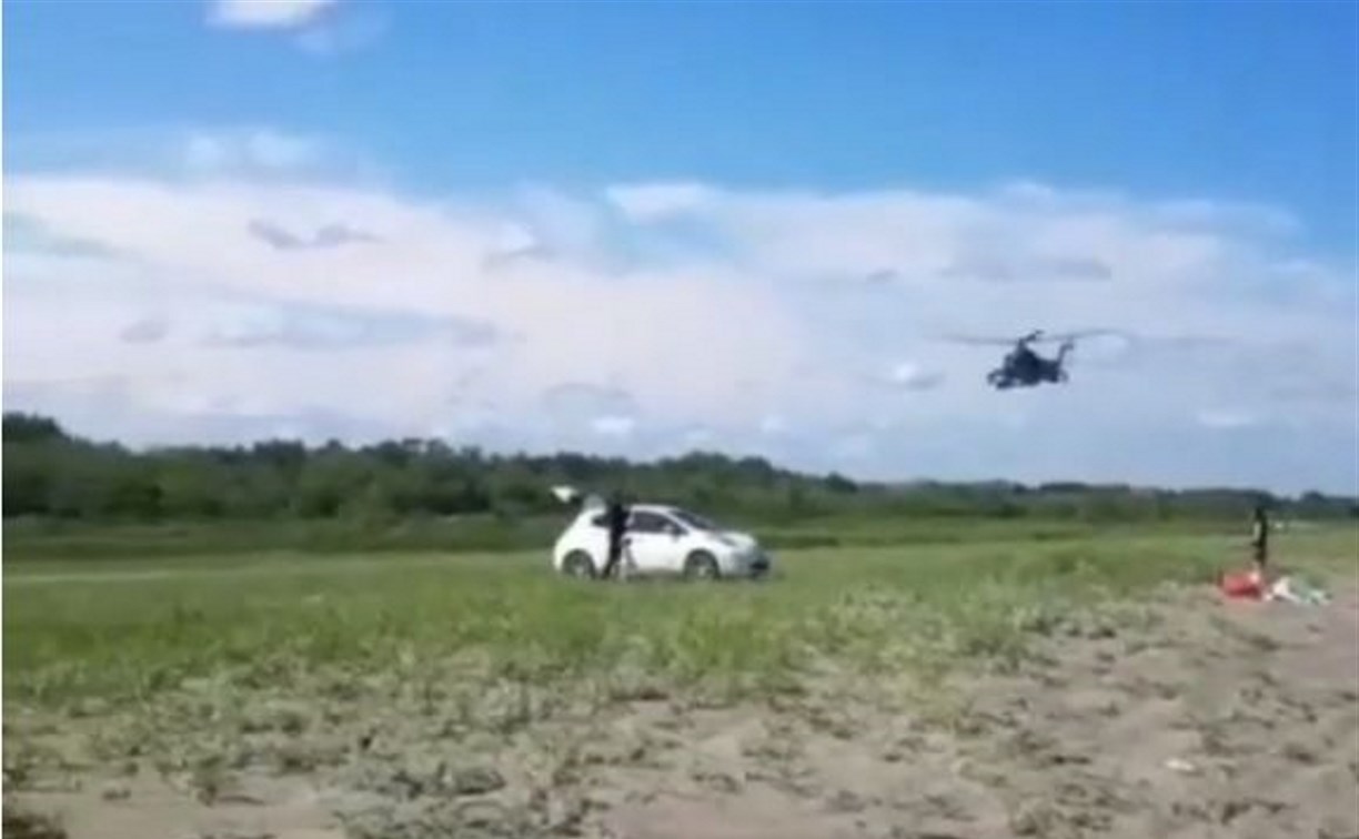 "Что творят!": три боевых вертолёта пролетели в метре над отдыхающими на пляже сахалинцами