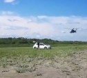 "Что творят!": три боевых вертолёта пролетели в метре над отдыхающими на пляже сахалинцами