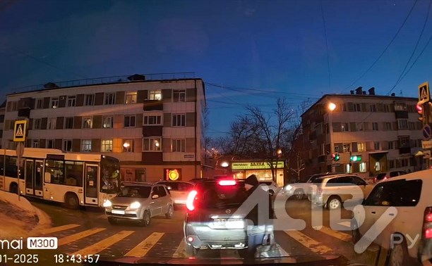 "Забил на запреты": водитель автобуса в Южно-Сахалинске внаглую проехал перекрёсток на "красный"
