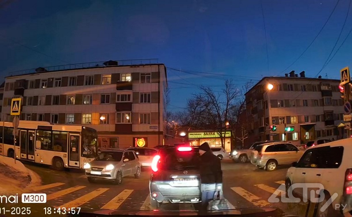 "Забил на запреты": водитель автобуса в Южно-Сахалинске внаглую проехал перекрёсток на "красный" "Забил на запреты": водитель автобуса в Южно-Сахалинске внаглую проехал перекрёсток на "красный"