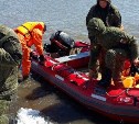 Четверых военнослужащих унесло на льдине на юге Сахалина
