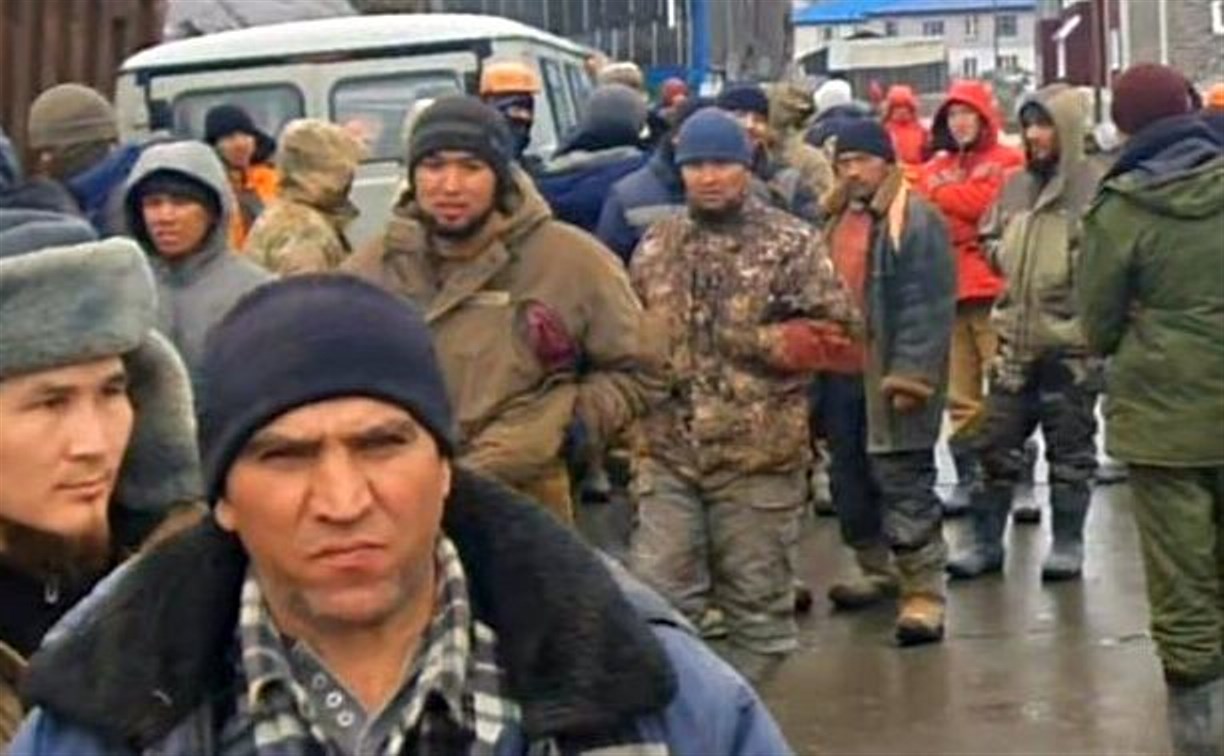 Разъярённая толпа рабочих в Северо-Курильске требует выплату зарплаты и человеческих условий 