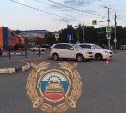 В Корсакове автомобиль при выезде с парковки сбил женщину