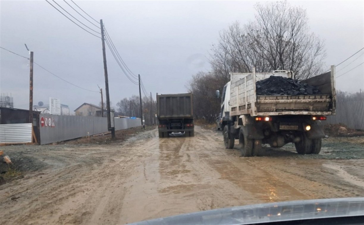 Строители нового микрорайона в Южно-Сахалинске вынесли "ужас" на соседние дороги