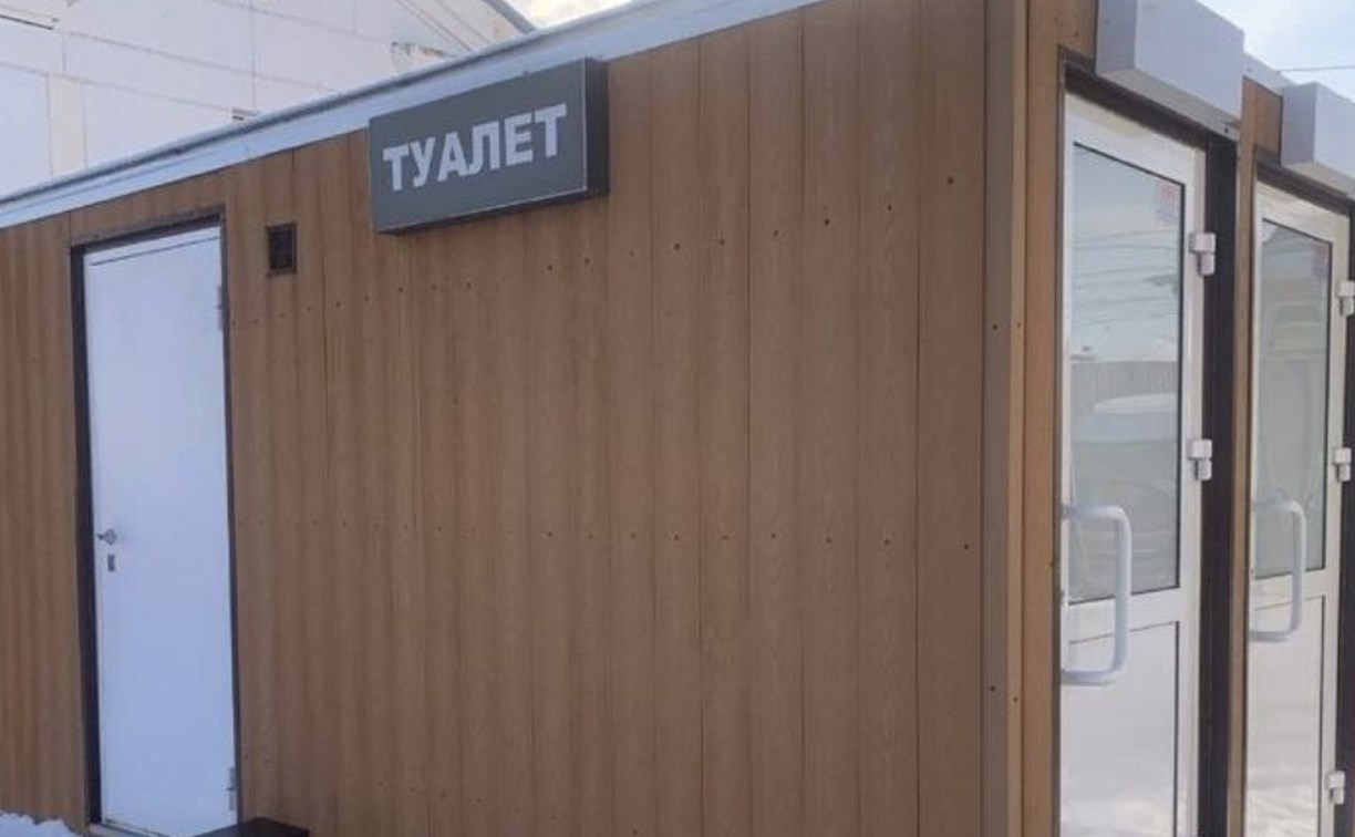 Уличный туалет в Долинске пять месяцев "приходил в себя" после инцидента с запертой уборщицей