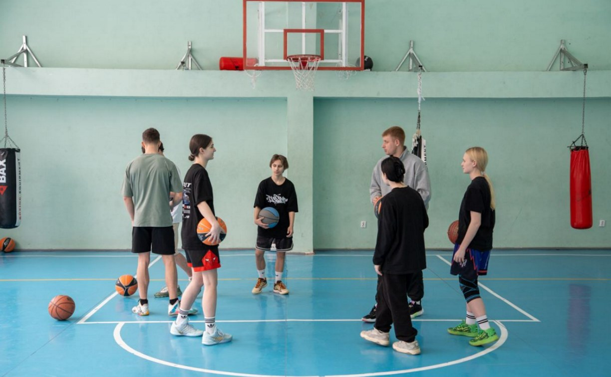"Правильный настрой": тренер из Синегорска прививает молодёжи любовь баскетболу