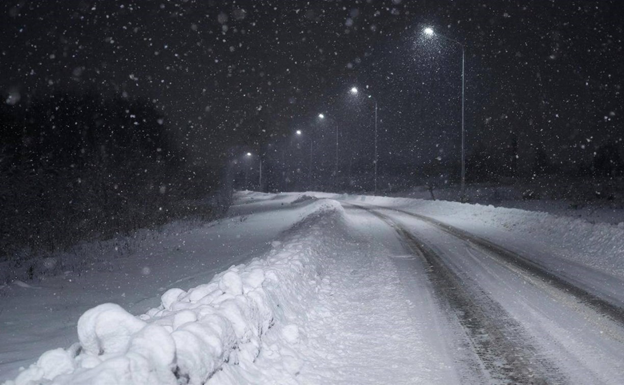 Жителям Охи рекомендовали работать дистанционно из-за метели