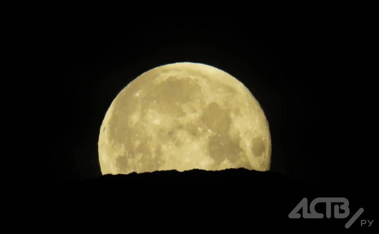 Снежная Луна попала в объектив камеры на Курилах