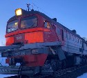 Следователи проводят проверку по факту схода локомотива с рельсов на Сахалине