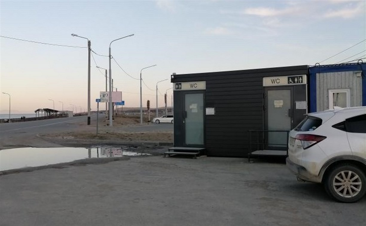 Сахалинцы, отдыхающие в Охотском, вынуждены справлять нужду за остановкой