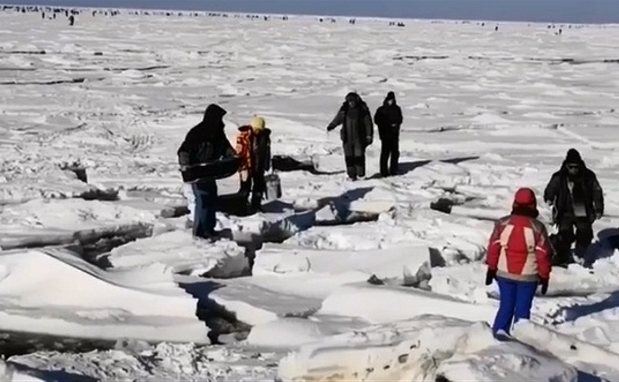 В районе мыса Свободного оторвало льдину с рыбаками