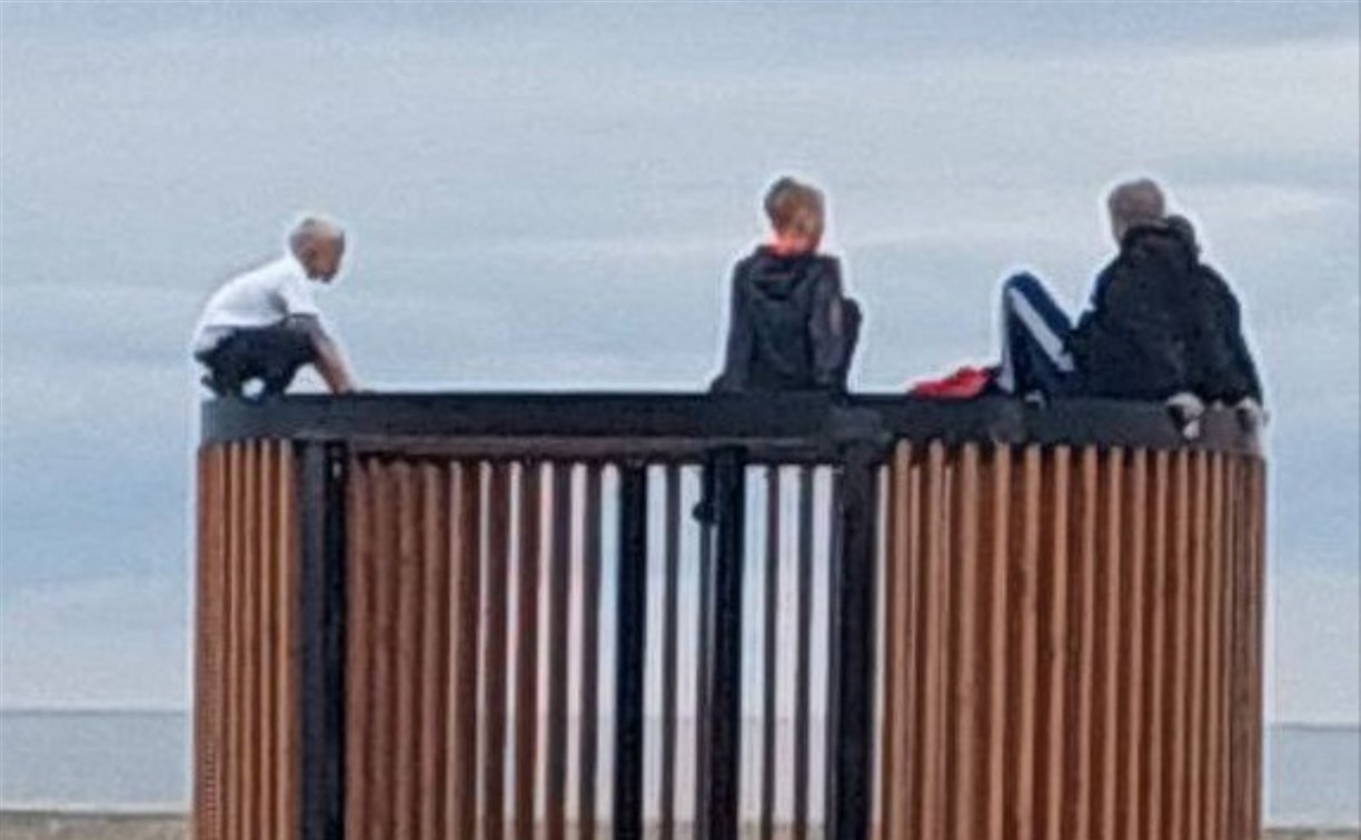 Подростки в Невельске потоптались по крыше новой беседки на набережной
