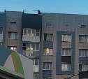Несовершеннолетних руферов заметили на крыше многоэтажки в Южно-Сахалинске 
