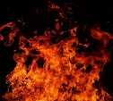 В Холмске горел расселённый дом